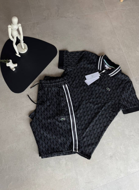 Modny i uniwersalny, casualowy garnitur z krótkim rękawem