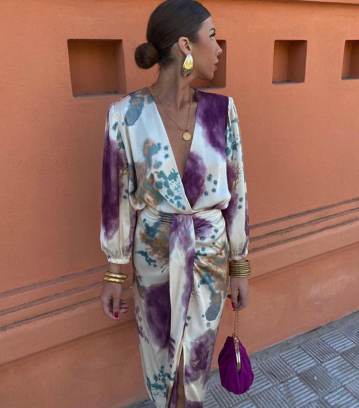 Elegancka fioletowa sukienka z dekoltem w serek💜