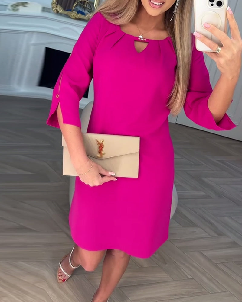 Elegancka, jednokolorowa, prosta sukienka w kształcie litery V