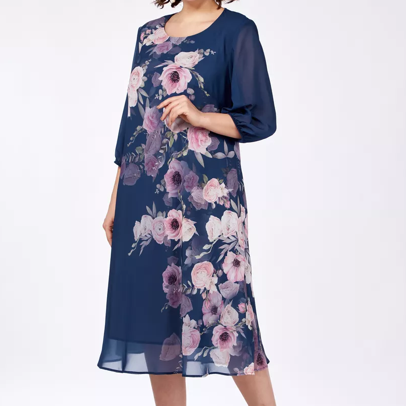 Elegancka sukienka z szyfonu z kwiatowym nadrukiem i okrągłym dekoltem
