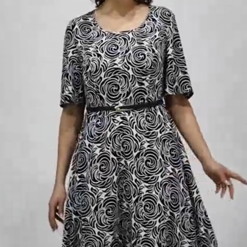 Elegancka sukienka maxi z nadrukiem i paskiem