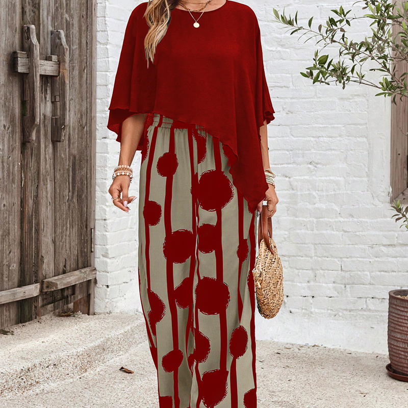 Elegancki komplet składający się z bluzki z rękawem 3/4 i wzorzystych spodni