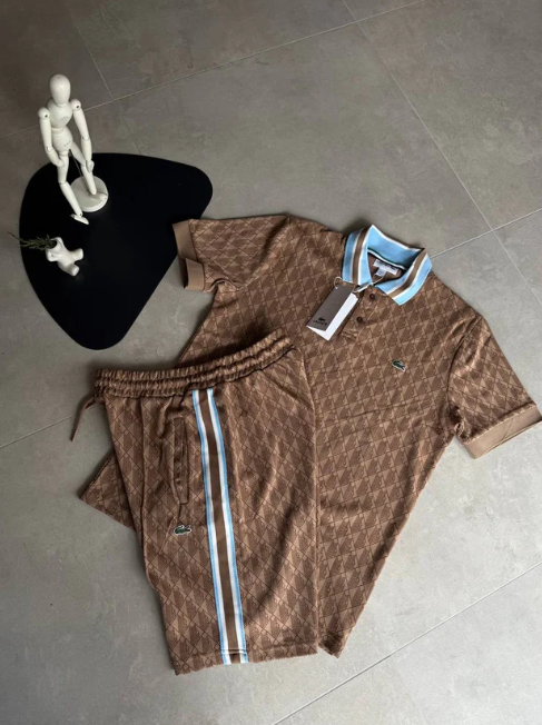 Modny i uniwersalny, casualowy garnitur z krótkim rękawem