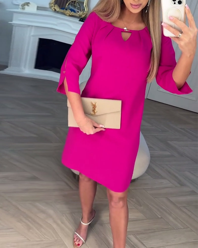 Elegancka, jednokolorowa, prosta sukienka w kształcie litery V