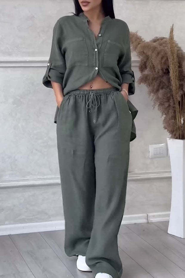 🌸Dwuczęściowy garnitur damski wykonany z bawełny i lnu. Koszule i spodnie zapinane na guziki.