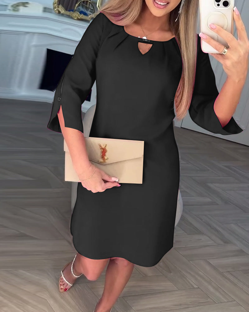 Elegancka, jednokolorowa, prosta sukienka w kształcie litery V