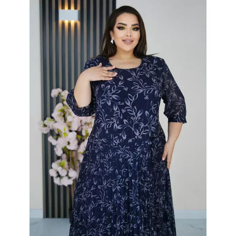 Długa sukienka z nadrukiem i okrągłym dekoltem i rękawami 3/4